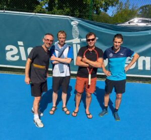 Les quatre joueurs de l’Équipe 1 Hommes +35 ans du Tennis Club de Questembert devant le court extérieur